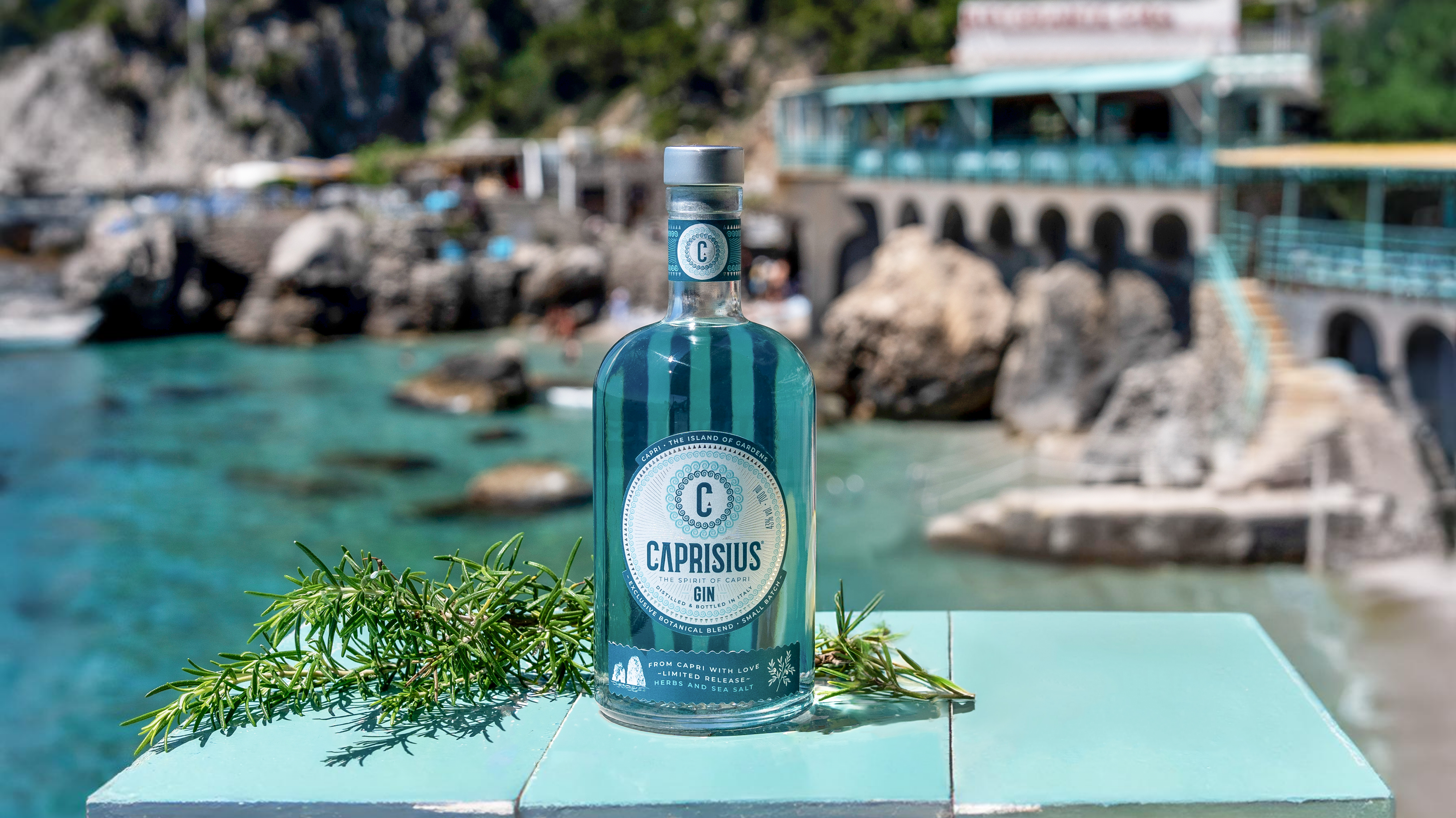 Caprisius gin Garden,Caprisius gin,gin artigianale italiano,gin ispirato a Capri,botaniche mediterranee,gin campano,gin ispirato ai Faraglioni di Capri, gin italiano,Erbe di Capri, gin al Rosmarino,gin erbacei,gin erbaceo,gin erbe capri
